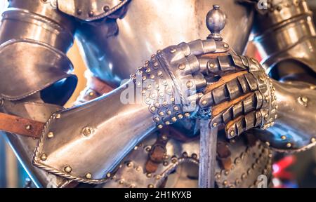 Detail einer mittelalterlichen Ritterrüstung - 15. Jahrhundert. Konzept für Sicherheit, Sicherheit und Schutz. Stockfoto