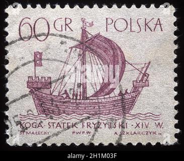 Die in Polen gedruckte Briefmarke zeigt ein Vintage-Schiff aus den 1950er Jahren Stockfoto