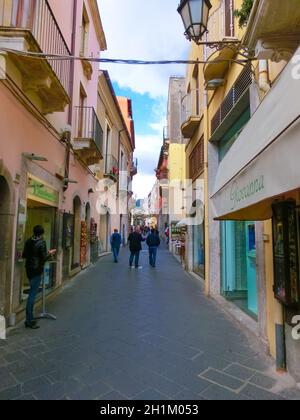 Taormina, Sizilien, Italien - 05. Mai 2014: Blick über die Straße in Taormina, Sizilien, Italien Europa am 05 2014. Mai Stockfoto