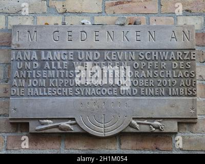 Gedenkafel für die Opfer des antisemitischen Terrorismus auf die Synagoge in Halle am Jom Kippur 5780 am 09.Oktober 2019 Stockfoto