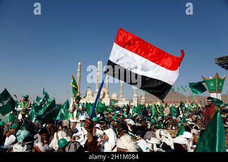 Sanaa, Jemen. Oktober 2021. Am 18. Oktober 2021 nehmen Menschen an einer Kundgebung zur Feier des Geburtstages des Propheten Muhammad in Sanaa, Jemen, Teil. Quelle: Mohammed Mohammed/Xinhua/Alamy Live News Stockfoto