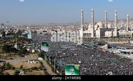 Sanaa, Jemen. Oktober 2021. Am 18. Oktober 2021 nehmen Menschen an einer Kundgebung zur Feier des Geburtstages des Propheten Muhammad in Sanaa, Jemen, Teil. Quelle: Mohammed Mohammed/Xinhua/Alamy Live News Stockfoto