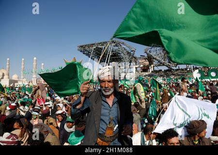 Sanaa, Jemen. Oktober 2021. Am 18. Oktober 2021 nehmen Menschen an einer Kundgebung zur Feier des Geburtstages des Propheten Muhammad in Sanaa, Jemen, Teil. Quelle: Mohammed Mohammed/Xinhua/Alamy Live News Stockfoto