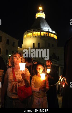 Jeden Freitag geht die Prozession durch die Straßen von Nazareth, von der Kirche des heiligen Josef bis zur Basilika der Verkündigung, Nazareth, Israel Stockfoto