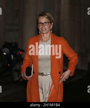 London, England, Großbritannien. Oktober 2021. Dame EMMA WALMSLEY, Chief Executive OFFICER VON GlaxoSmithKline, wird in der Downing Street ankommen, um an dem „Global Britain“-Dinner teilzunehmen, das vom britischen Premierminister Boris Johnson veranstaltet wird (Foto: © Tayfun Salci/ZUMA Press Wire) Stockfoto