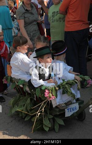 Teilnehmer in kroatischer Nationaltracht, während des Dakovacki vezovi (Dakovo Sommerfestival) in Dakovo, Kroatien. Stockfoto