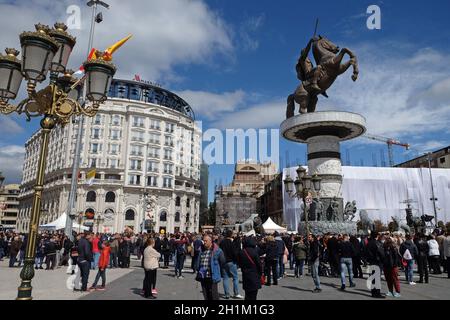 Gläubige versammeln sich auf dem Hauptplatz der Stadt, um an der Messe mit Papst Franziskus in Skopje, der Hauptstadt von Nord-Mazedonien, teilzunehmen. Stockfoto