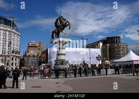 Gläubige versammeln sich auf dem Hauptplatz der Stadt, um an der Messe mit Papst Franziskus in Skopje, der Hauptstadt von Nord-Mazedonien, teilzunehmen. Stockfoto