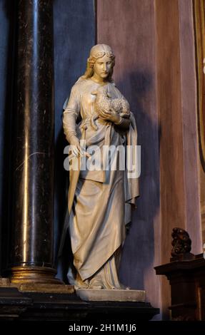 LJUBLJANA, SLOWENIEN - 30. JUNI: Statue der heiligen Agnes von Rom auf dem Altar in der Nikolaikirche in Ljubljana, Slowenien am 30. Juni 2015 Stockfoto