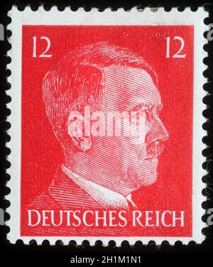 Die in Deutschland gedruckte Briefmarke zeigt das Porträt Adolf Hitlers, Serie, um 1942 Stockfoto