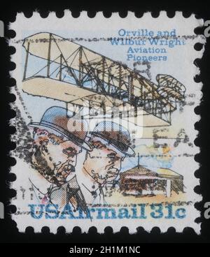 Briefmarke gedruckt in den USA, herausgegeben zum 75. Jahrestag des ersten Powered Flight mit den Brüdern Wright und dem Flugzeug Wright Flyer I, um 1978. Stockfoto