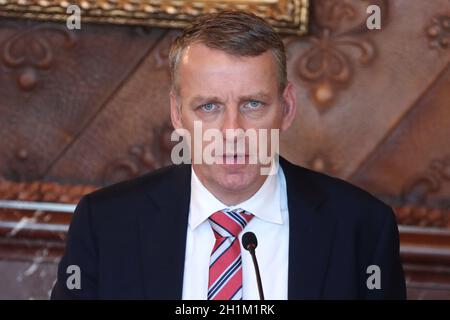 Prof. Dr. Stefan Kluge, Leiter Intensivmedizin UKE, Pressekonferenz: Weitere Entwicklung in der Corona-Pandemie, Rathaus Hamburg, 13.11.2020 Stockfoto