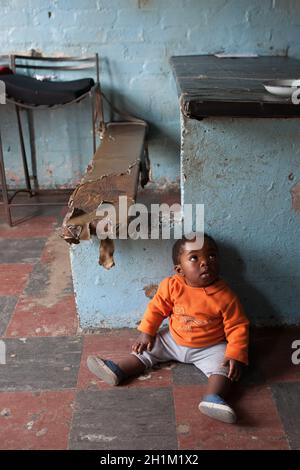 Das Baby sieht in Gugulethu fragwürdig aus Stockfoto