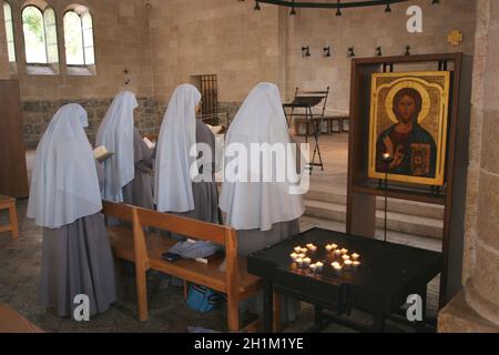 Ansicht des Betens Nonnen im Inneren der Kirche von der Vermehrung der Brote und der Fische, Tabgha, Israel Stockfoto