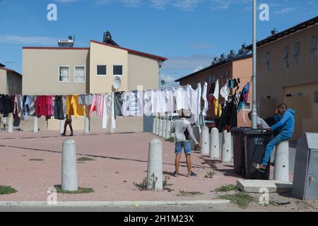 Gugulethu Clothesline Szene mit Einheimischen Stockfoto