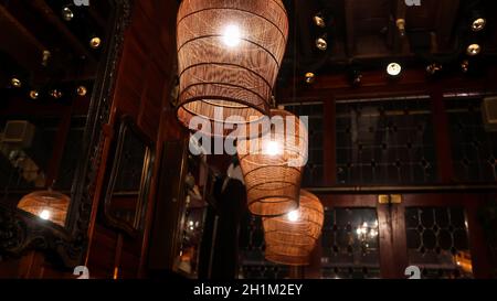 Reihe von Vintage-Lampen in einem Restaurant. Nahaufnahme der Lampe im Restaurant. Inneneinrichtung. Innenbeleuchtung. Stockfoto