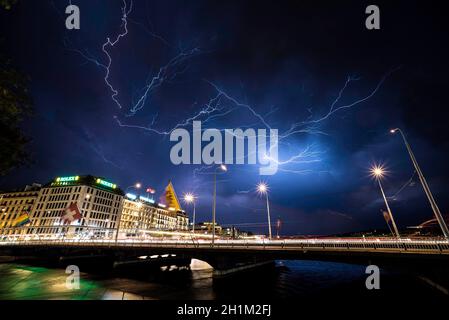 Gewitter über dem Genfer See über einer Brücke Stockfoto