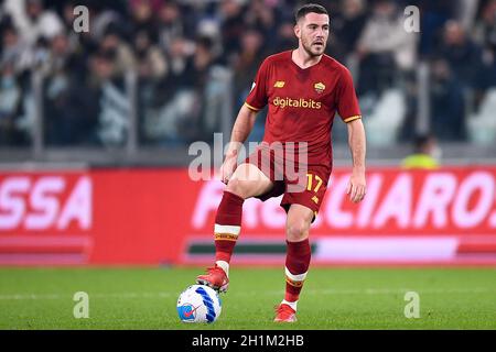 Turin, Italien. 17. Oktober 2021. Jordan Veretout von AS Roma in Aktion während des Fußballspiels der Serie A zwischen Juventus FC und AS Roma. Kredit: Nicolò Campo/Alamy Live Nachrichten Stockfoto