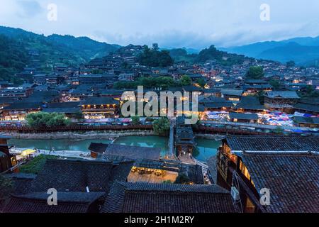 Traditionelles Dorf Xijiang in Miao in der Abenddämmerung Stockfoto