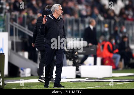 Turin, Italien. 17. Oktober 2021. Jose Mourinho, Cheftrainer von AS Roma, ist während des Fußballspiels der Serie A zwischen dem FC Juventus und AS Roma in Bewegung. Kredit: Nicolò Campo/Alamy Live Nachrichten Stockfoto