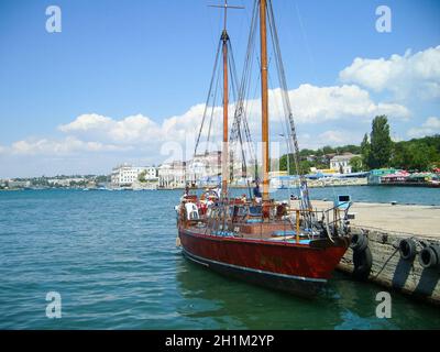 Republik Krim, Sewastopol - 28. Juli 2019: Schiffe im Hafen von Sewastopol. Stockfoto