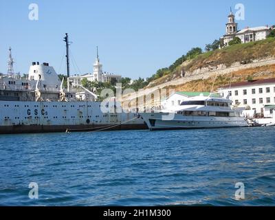 Republik Krim, Sewastopol - 28. Juli 2019: Schiffe im Hafen von Sewastopol. Stockfoto