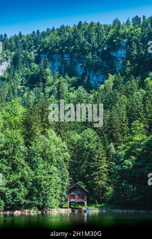 Atypisches Haus in der Doubs-Schlucht an der französisch-schweizerischen Grenze In Frankreich Stockfoto