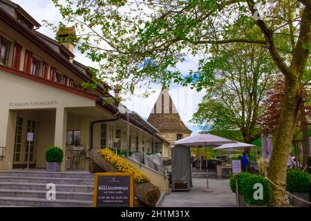 Schaffhausen, Schweiz - 01. Mai 2017: Der Blick auf das Restaurant Schloss Laufen, Turm. Schloss am Rhainfall Wasserfall größten in Europa. Schweizer Urlaub Stockfoto