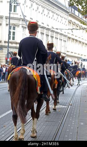 Parade von 70 Teilnehmern, dreißig Pferde und vierzig Mitglieder einer Blaskapelle auf dem Hauptplatz wurden als nächstes angekündigt, 300th Sinjska alka in Zagreb Stockfoto