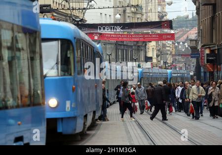 Blaue Stadtbahnen bleiben in einem Stau im Stadtzentrum von Zagreb Stockfoto