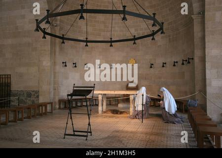 Ansicht des Betens Nonnen im Inneren der Kirche von der Vermehrung der Brote und der Fische, Tabgha, Israel Stockfoto