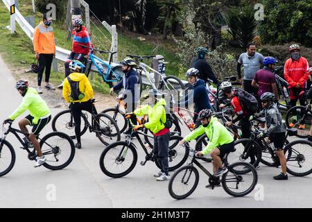 LA CALERA KOLUMBIEN - OKTOBER, 2020: Gruppe von Amateurradfahrern auf der Straße zwischen Bogota und La Calera auf den Bergen in Kolumbien Stockfoto