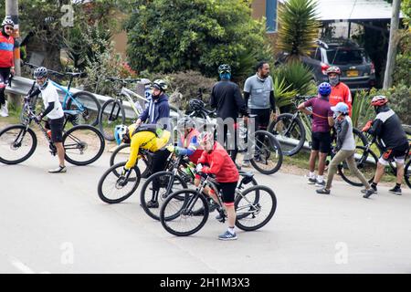 LA CALERA KOLUMBIEN - OKTOBER, 2020: Gruppe von Amateurradfahrern auf der Straße zwischen Bogota und La Calera auf den Bergen in Kolumbien Stockfoto