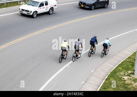 LA CALERA KOLUMBIEN - OKTOBER, 2020: Gruppe von Amateurradfahrern auf der Straße zwischen Bogota und La Calera auf den Bergen in Kolumbien Stockfoto