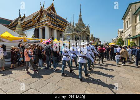 Bangkok, Thailand - 7. Dezember 2019: Nicht identifizierte Wächter der königlichen Wachen marschieren im Großen Königspalast in Bangkok, einer Hauptstadt Thailands. Stockfoto