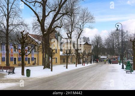 Krynica Zdroj, Polen - 26. Januar 2020: Touristen gehen Dietls Boulevards, berühmte Promenade von Krynica an einem Wintertag Stockfoto