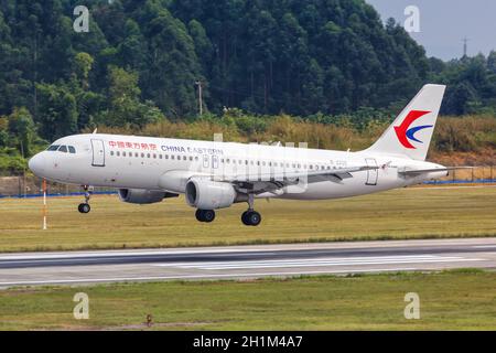 Chengdu, China - 22. September 2019: Airbus A320 von China Eastern Airlines am Flughafen Chengdu Shuangliu in China. Airbus ist ein europäisches Flugzeug Stockfoto