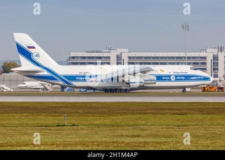 München, 21. Oktober 2020: Flugzeug der Wolga-Dnepr Airlines Antonov an-124-100 am Flughafen München. Stockfoto