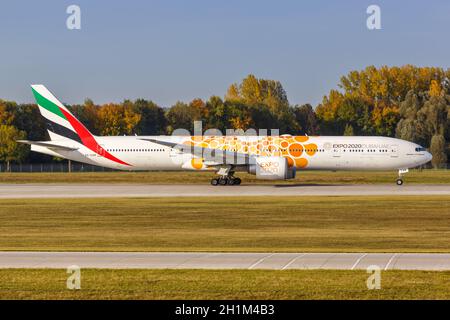 München, 21. Oktober 2020: Emirates Boeing 777-300ER mit EXPO 2020 Dubai Sonderfarben am Flughafen München in Deutschland. Stockfoto