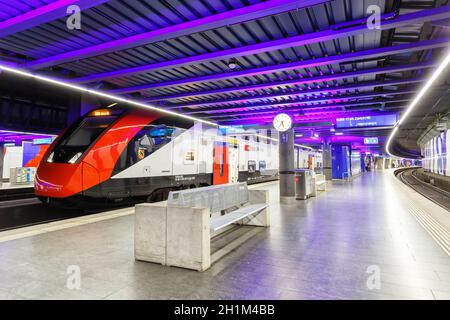 Zürich, Schweiz - 23. September 2020: Bombardier SBB Twindexx Vario InterRegio Zug am Bahnhof Zürich Flughafen in der Schweiz. Stockfoto