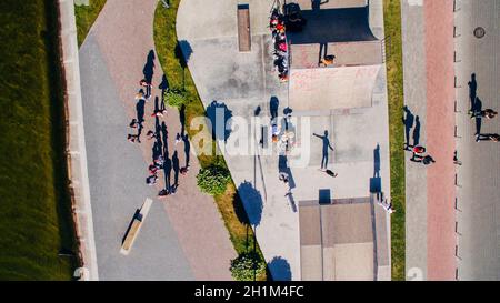 Junge Menschen tanzen, singen und spielen am Wasser der Stadt Sport. Ternopil, Ukraine. Blick von oben, Luftaufnahmen von der Drohne. Surrealismus Stockfoto