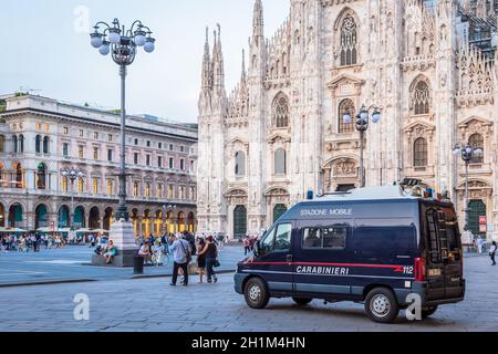 MAILAND, ITALIEN - CA. SEPTEMBER 2019: Karabinierwagen, auch Carabinieri genannt, patrouilliert vor der Mialn Kathedrale in Mailand. Überwachung und Stockfoto