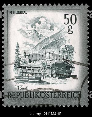 Stempel gedruckt in Österreich zeigt Bauernhäuser, Zillertal, Tirol, Serie "Österreich Sehenswürdigkeiten', circa 1976. Stockfoto