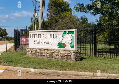 Jackson, MS - 6. Oktober 2021: Eingangsschild LeFleurs Bluff State Park Stockfoto