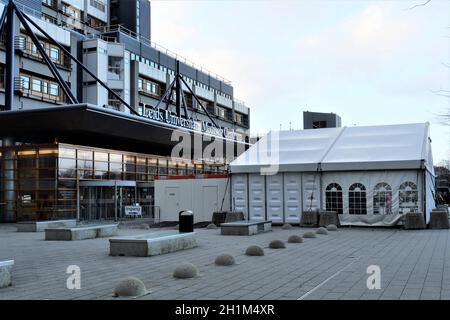 Universitätsklinikum Leiden mit einem Zelt vor dem Haupteingang für die Organisation des ein- und Ausgangs Stockfoto