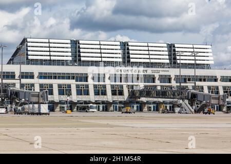 Stuttgart, 15. Juli 2017: Terminal 1 des Stuttgarter Flughafens in Deutschland. Stockfoto