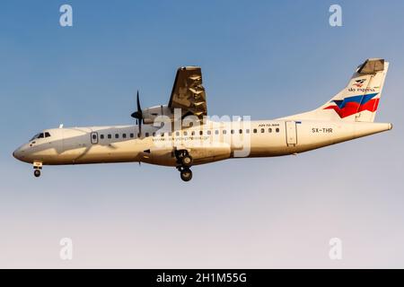 Athen, Griechenland - 22. September 2020: Sky Express ATR 72-500 Flugzeug Athen Flughafen in Griechenland. Stockfoto