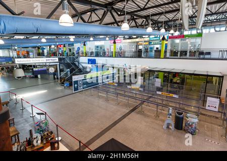 Ahden, Deutschland - 8. August 2020: Terminalgebäude des Flughafens Paderborn Lippstadt in Deutschland. Stockfoto