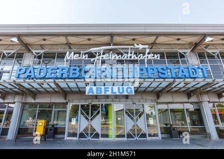 Ahden, Deutschland - 8. August 2020: Terminalgebäude des Flughafens Paderborn Lippstadt in Deutschland. Stockfoto