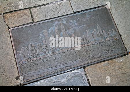 Eine Eisenplatte von Downtown Manhattan auf dem Boden Stockfoto